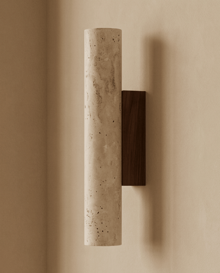 Wandlamp van travertijn met donkere houten wandplaat, uitgeschakeld, gezien van opzij tegen een beige muur 6