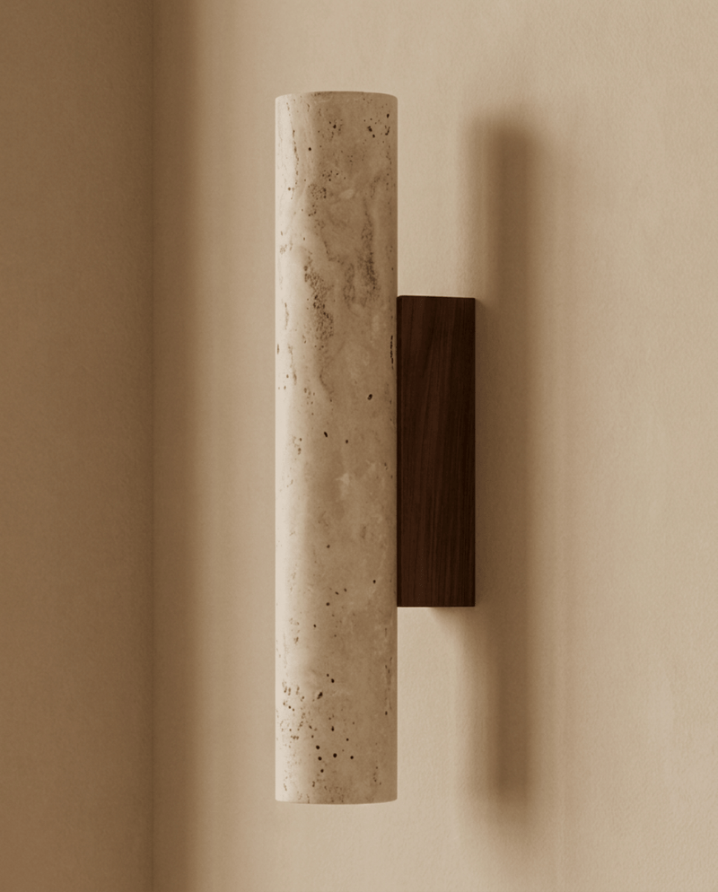 Wandlamp van travertijn met donkere houten wandplaat, uitgeschakeld, gezien van opzij tegen een beige muur 6