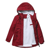 Rode parka open op een vlakke ondergrond, met de witte fleecevoering en capuchon zichtbaar 3