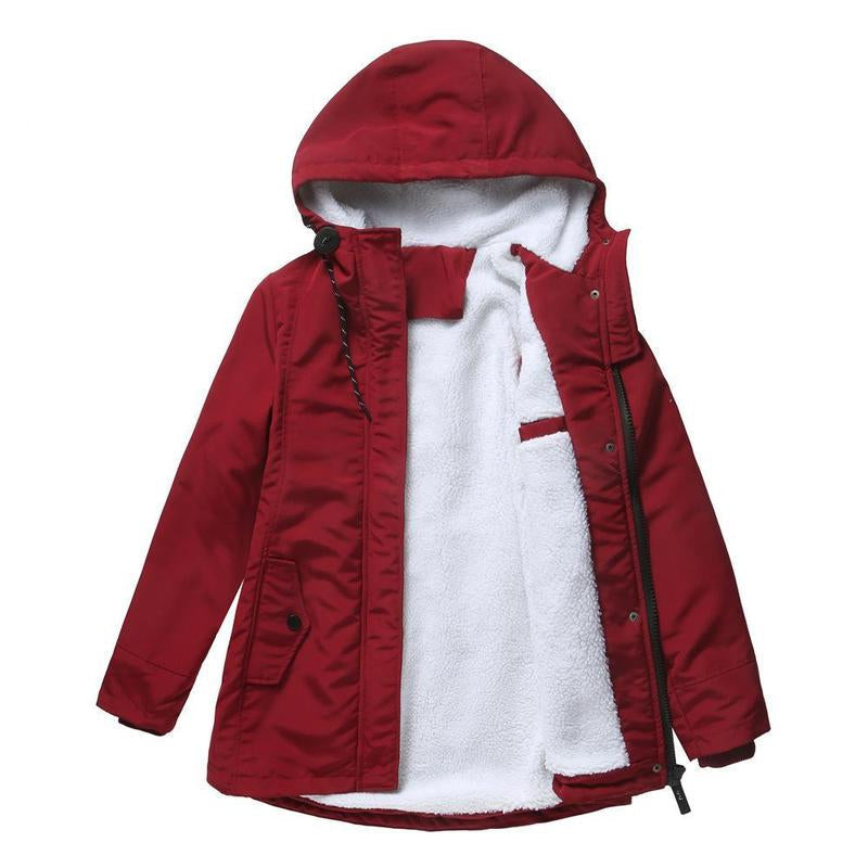 Rode parka open op een vlakke ondergrond, met de witte fleecevoering en capuchon zichtbaar 3