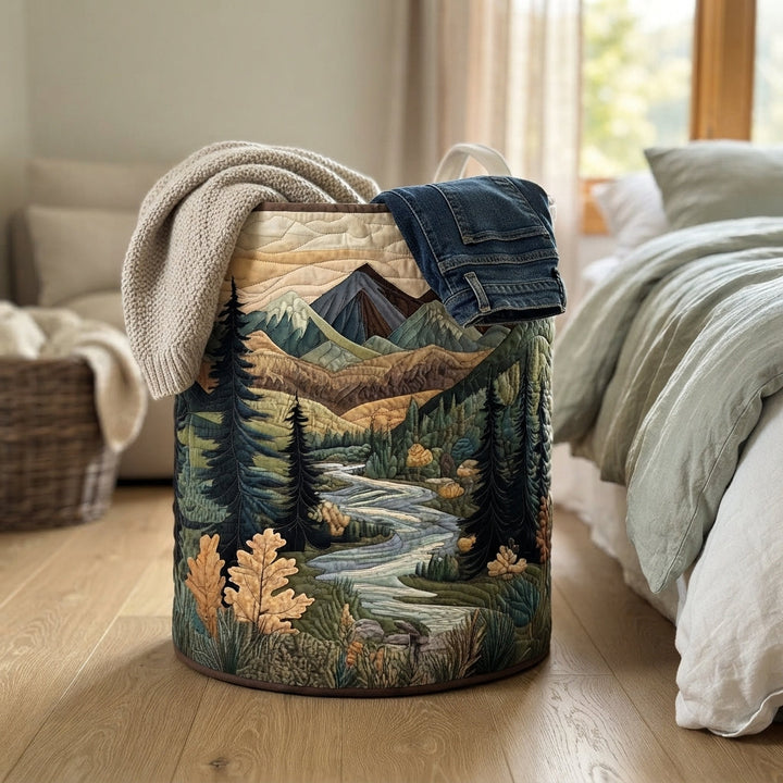 De mand staat op een houten vloer naast een bed, met een gebreide plaid en een spijkerbroek over de rand. 4