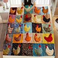 Kleurrijke patchwork-deken met kippen in vakjes, uitgespreid over een bed met een persoon erachter 1