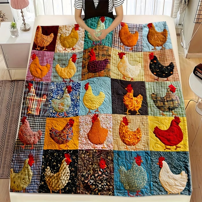 Kleurrijke patchwork-deken met kippen in vakjes, uitgespreid over een bed met een persoon erachter 1