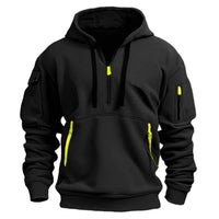Zwarte hoodie van voren met felgele ritstrekkers en gele banden bij de buikzak, plus mouwzakken. 2