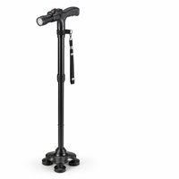 Zwarte wandelstok van de andere kant gezien, met ledlamp en gebogen handvat bovenaan, polsband en brede vierpuntsvoet. 6