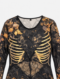 Close-up van het bovenste deel van de jurk: doorzichtig zwart kant met gouden ribbenprint en rozen op de schouders. 7