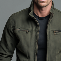 Close-up van de opstaande kraag, de ritssluiting en de twee zakken met rits op de borst 4