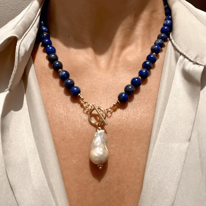 Gedragen ketting met blauwe kralen en barokparel, tweede opname bij een beige blouse 4