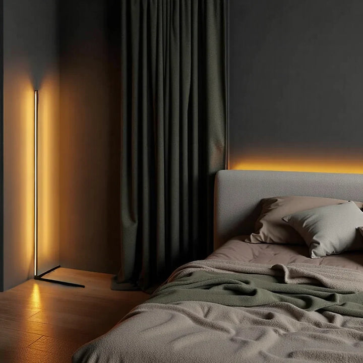 Oranje oplichtende hoeklamp in een slaapkamer met donkergroene gordijnen en een bed met beige beddengoed 9