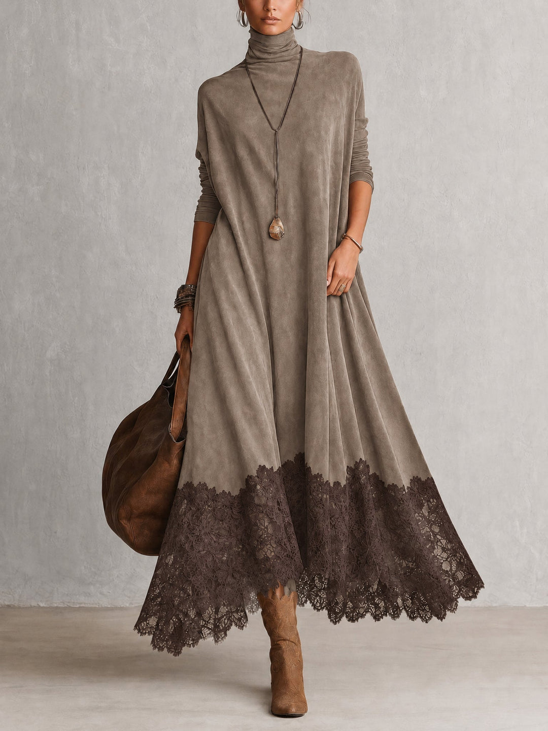 Taupe jurk met donkerbruine kanten zoom, gedragen met laarzen en grote leren tas 8