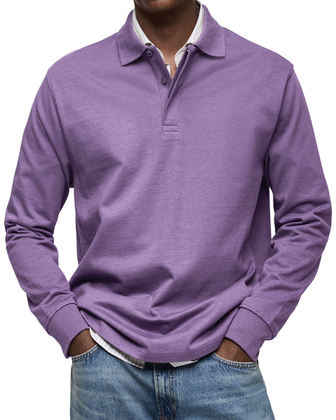 Man draagt het poloshirt met lange mouwen in paars, met knoopsluiting en een gestreept overhemd eronder. 9