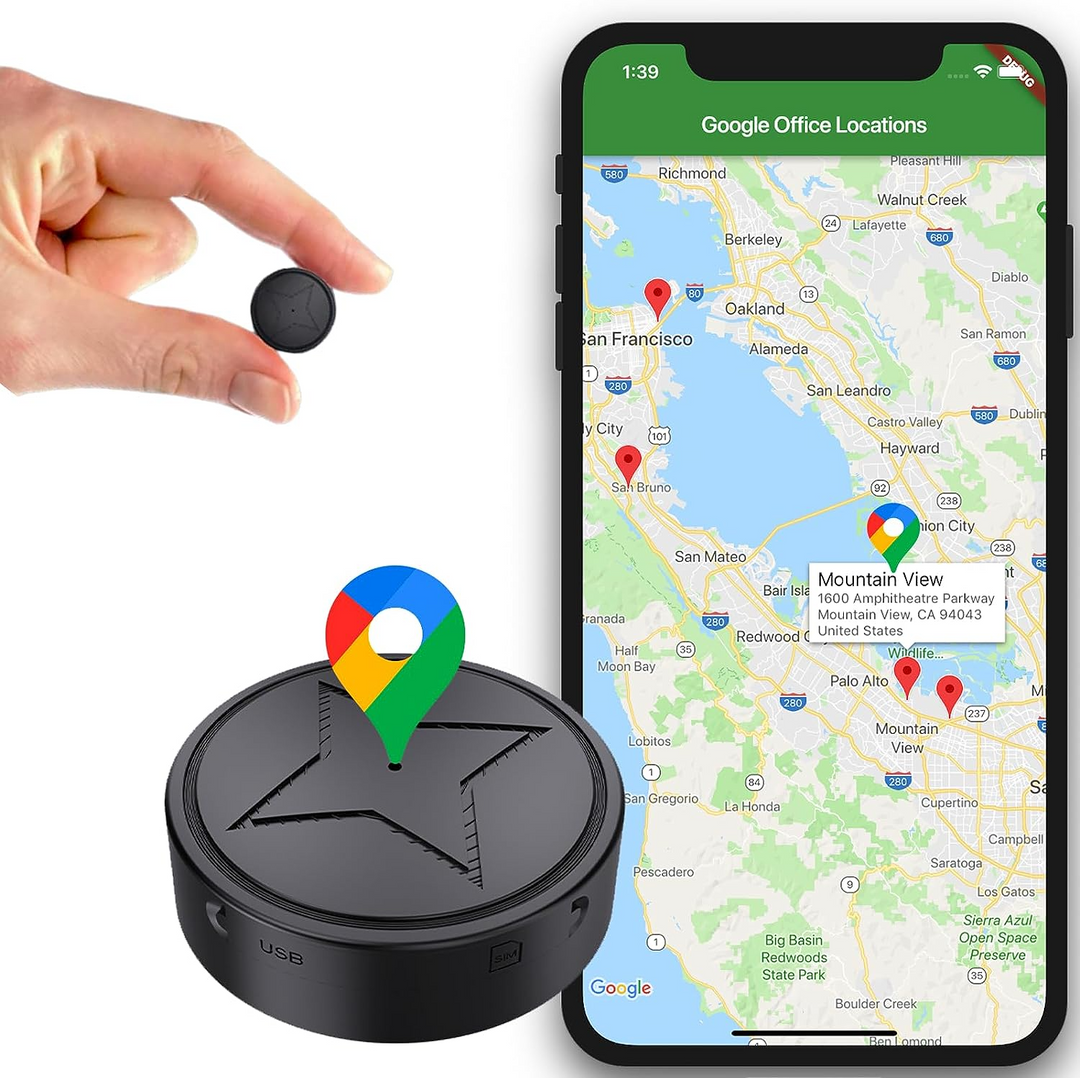 Zwarte ronde mini-tracker met ster op de bovenkant, tussen twee vingers gehouden voor het formaat, naast een smartphone met kaart en locatiemarkeringen. 1