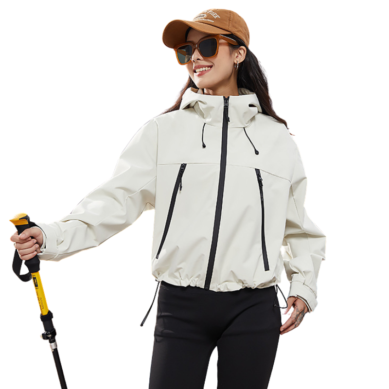 Model in crèmewitte jas met pet, zonnebril en gele wandelstok, schuin van voren gefotografeerd 3