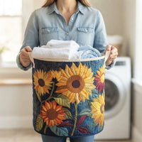 Vrouw in spijkerblouse draagt de gevulde mand met zonnebloemmotief aan beide handvatten voor een wasmachine. 3