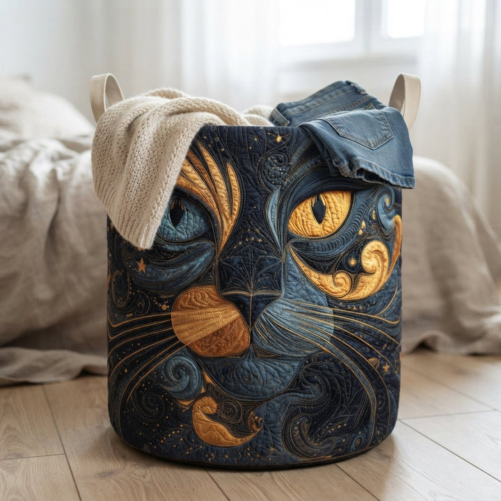 Kattenmand op een houten vloer naast een bed, gevuld met een gebreide trui en een spijkerbroek die over de rand hangen. 4