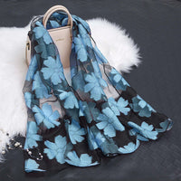 Trendiger Damen-Seidenschal mit Blumenmuster und ausgestanzten Designs – Fiora (1+1 GRATIS)