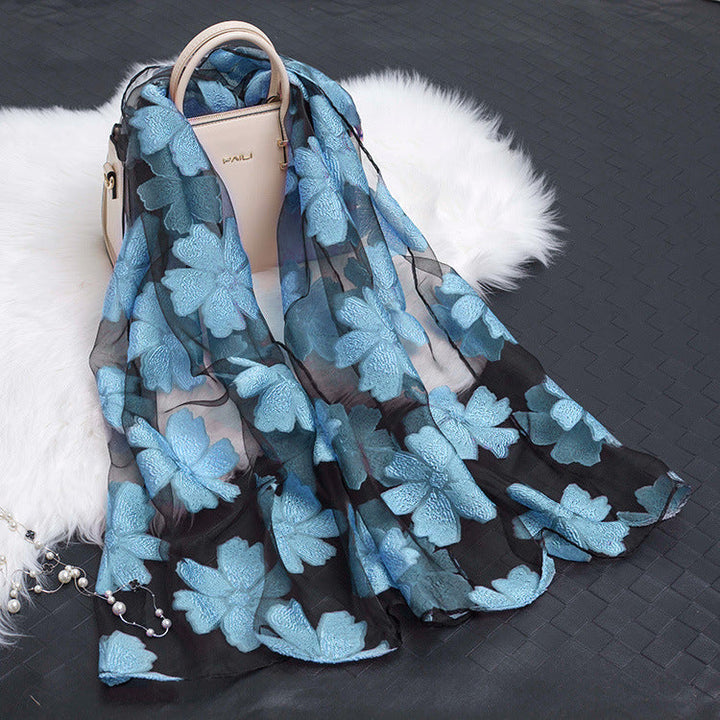 Trendiger Damen-Seidenschal mit Blumenmuster und ausgestanzten Designs – Fiora (1+1 GRATIS)