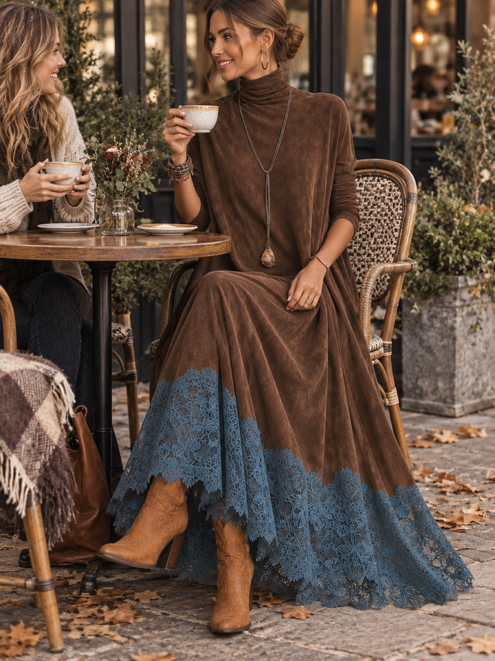 Model zit op een terras met koffie, gekleed in de bruine jurk met blauwe kanten zoom 6