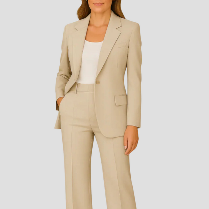 Model draagt het pak in beige met wit topje, blazer met één knoop en klepzak 7