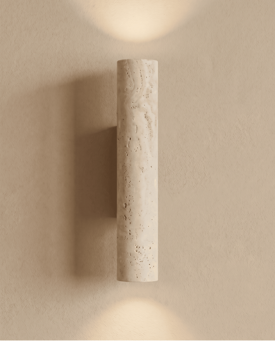 Voorkant van de travertijnen wandlamp, brandend, met licht boven en onder en schaduw naast de lamp 7
