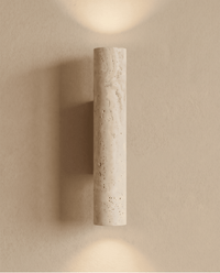 Voorkant van de travertijnen wandlamp, brandend, met licht boven en onder en schaduw naast de lamp 7