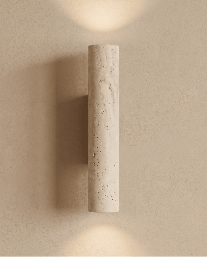 Voorkant van de travertijnen wandlamp, brandend, met licht boven en onder en schaduw naast de lamp 7