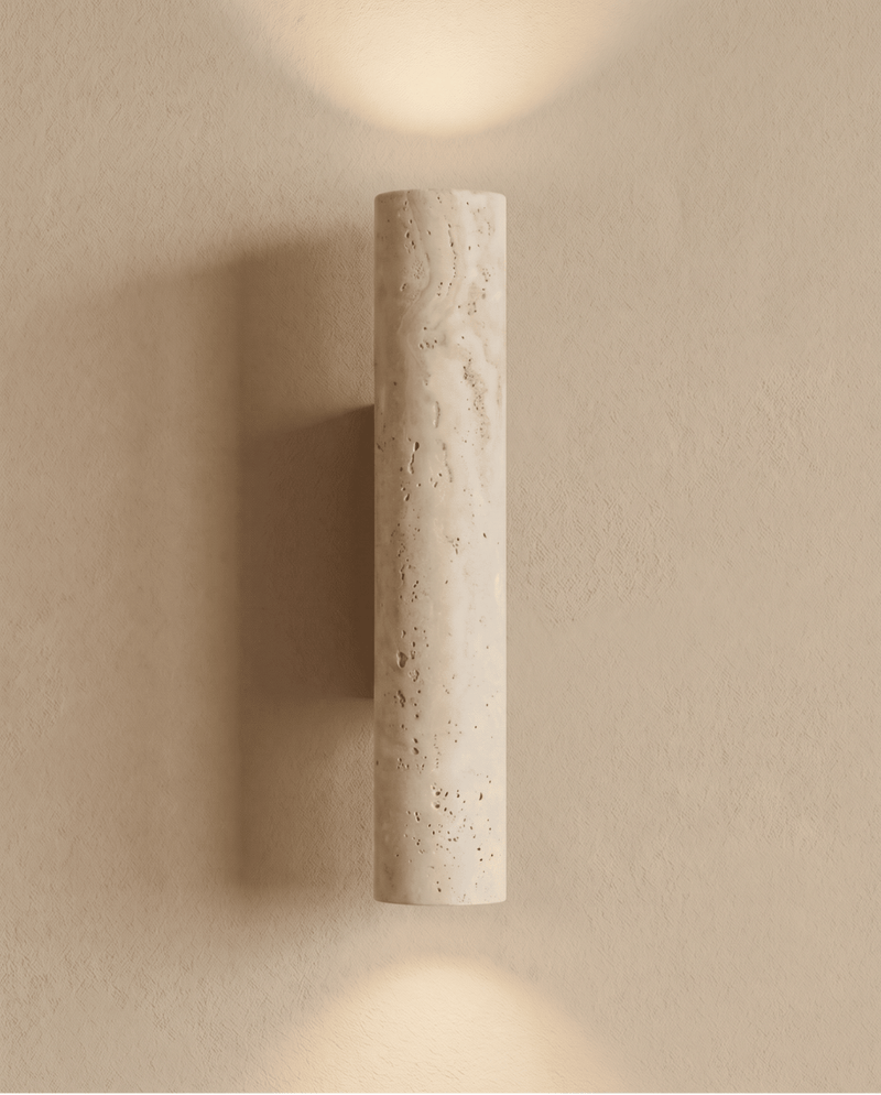 Voorkant van de travertijnen wandlamp, brandend, met licht boven en onder en schaduw naast de lamp 7