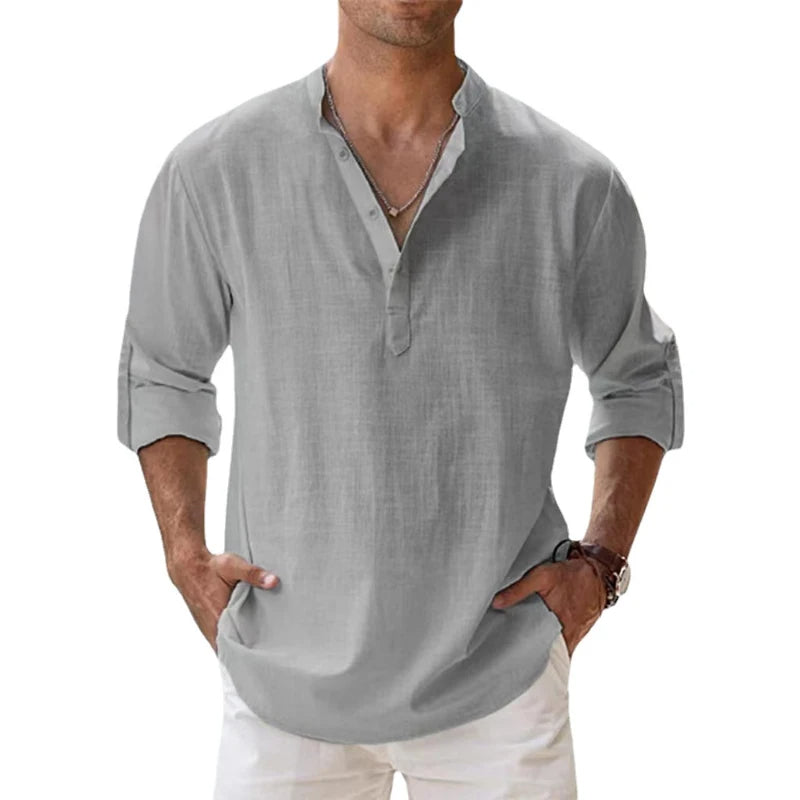 Man draagt het losse henleyshirt in lichtgrijs met opgerolde mouwen en een witte broek, vooraanzicht. 6