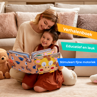 Moeder en dochtertje bekijken samen het geopende giraffeboek op de vloer voor de bank 6