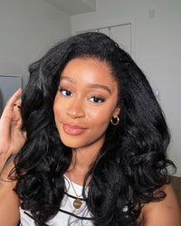 Schwarze HD Lace Perücke mit Body Wave & Lockigen Kanten – Amara