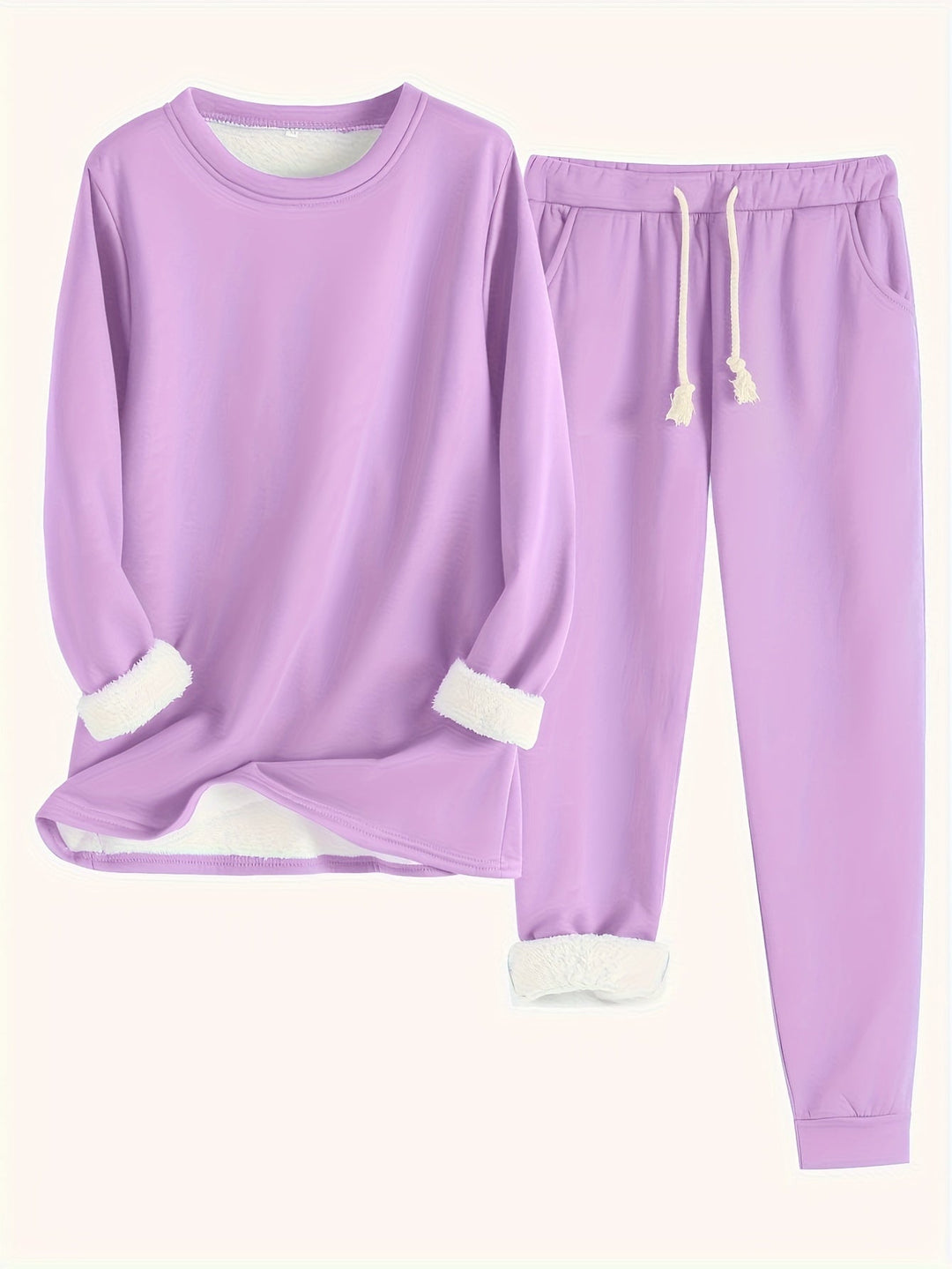 Tweedelige set in lila: trui met ronde hals en broek met elastische taille, witte fleecevoering zichtbaar bij manchetten 13