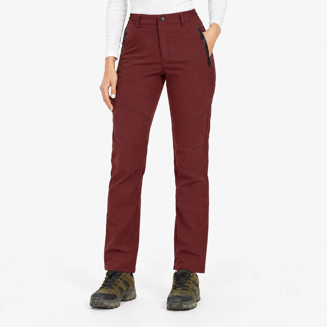 Voorkant van de donkerrode broek op een model met witte trui en wandelschoenen 4