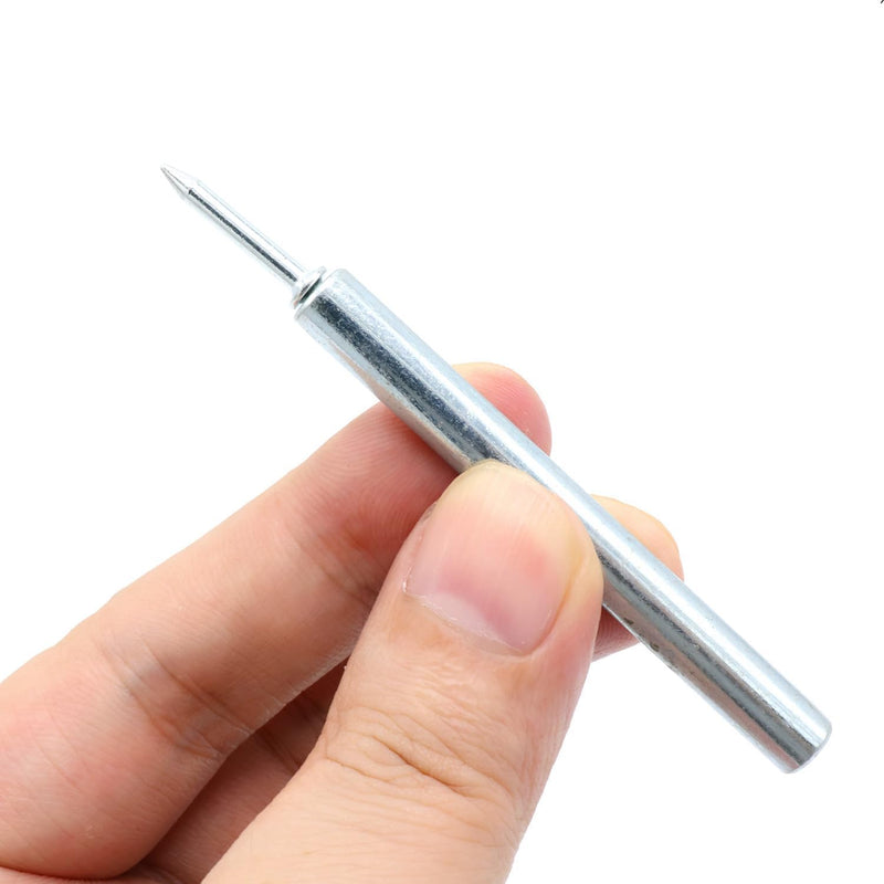 Hand houdt het metalen hulpgereedschap vast met een nagel in de opening, klaar om te worden geslagen. 5