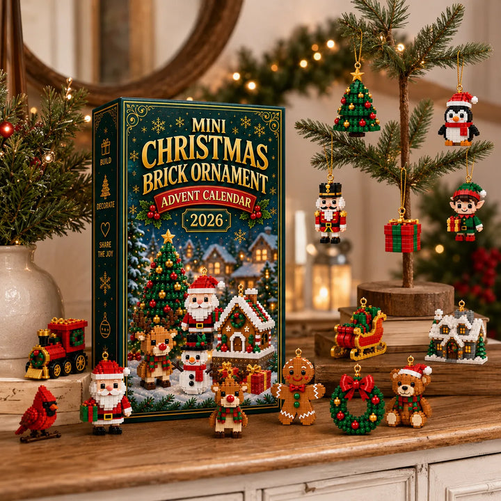 Doos met ornamenten op een dressoir, terwijl enkele figuurtjes aan een klein dennenboompje hangen en andere ervoor staan. 3