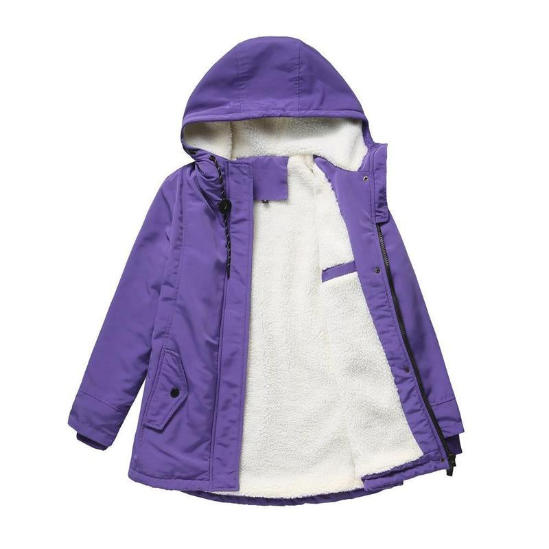 Paarse parka open neergelegd, met de crèmewitte fleecevoering en de klepzak met drukknoop zichtbaar 8