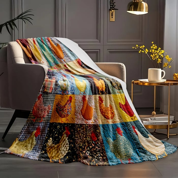 Kleurrijke kippendeken over een beige fauteuil, met een gouden bijzettafel en gele bloemen ernaast 15