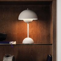 Lichtgrijze lamp brandt met warm licht op een glazen plank in een houten kast 22