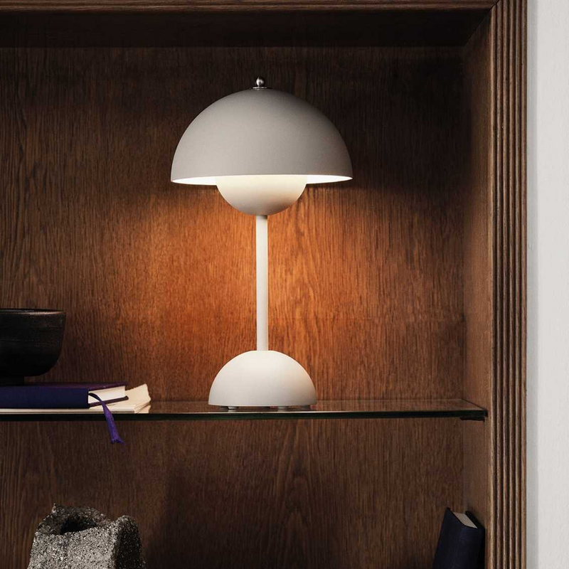 Lichtgrijze lamp brandt met warm licht op een glazen plank in een houten kast 22