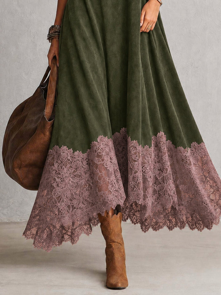 Detail van de roze kanten zoom aan de groene jurk, met laars en tas 16