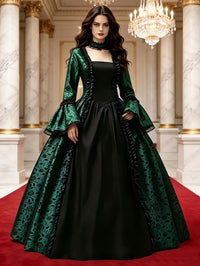 Model in groene versie van de jurk met zwart voorpaneel en ruches, in een marmeren zaal met rode loper. 6