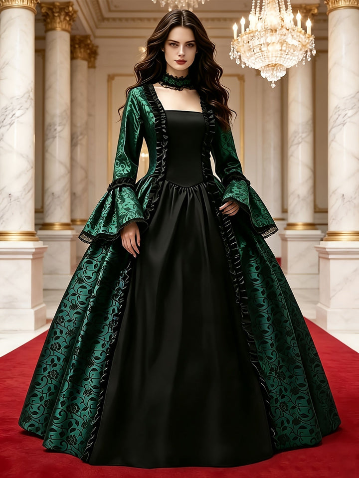 Model in groene versie van de jurk met zwart voorpaneel en ruches, in een marmeren zaal met rode loper. 6