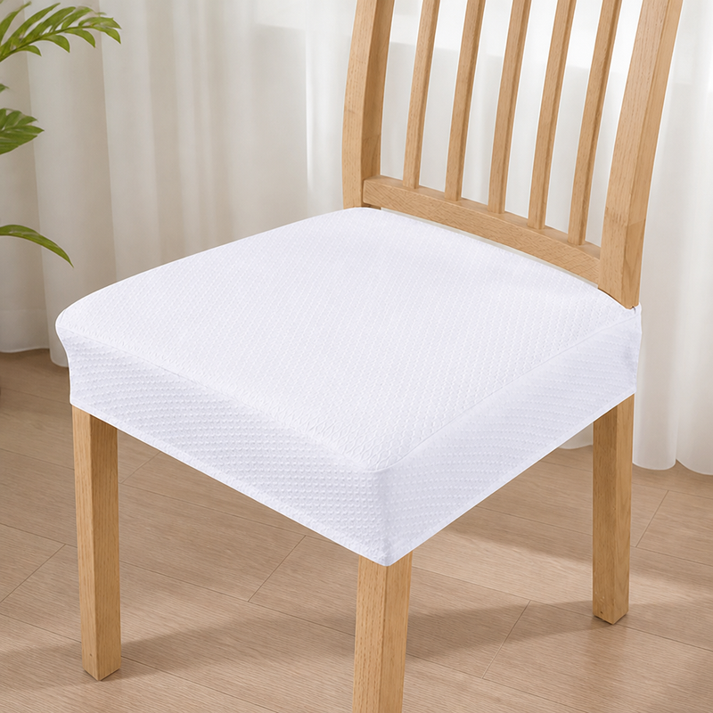 Houten stoel met een witte stoelhoes met fijne reliëfstructuur voor een lichte gordijn. 16
