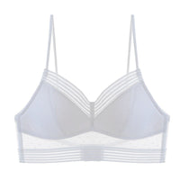 Losse witte bralette van voren met gestippeld mesh, gestreepte randen en dunne verstelbare bandjes. 9