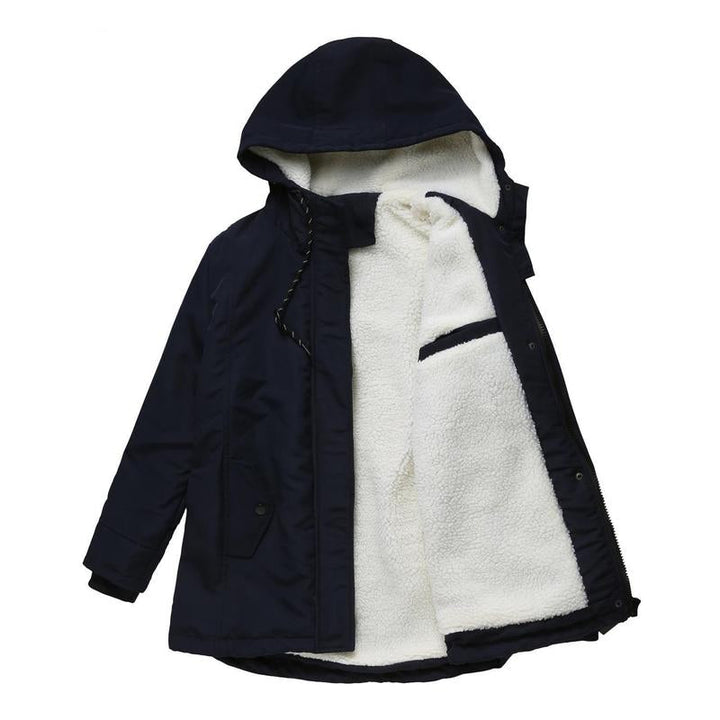 Donkerblauwe parka open neergelegd, met de crèmewitte fleecevoering en de capuchon met trekkoord zichtbaar 9
