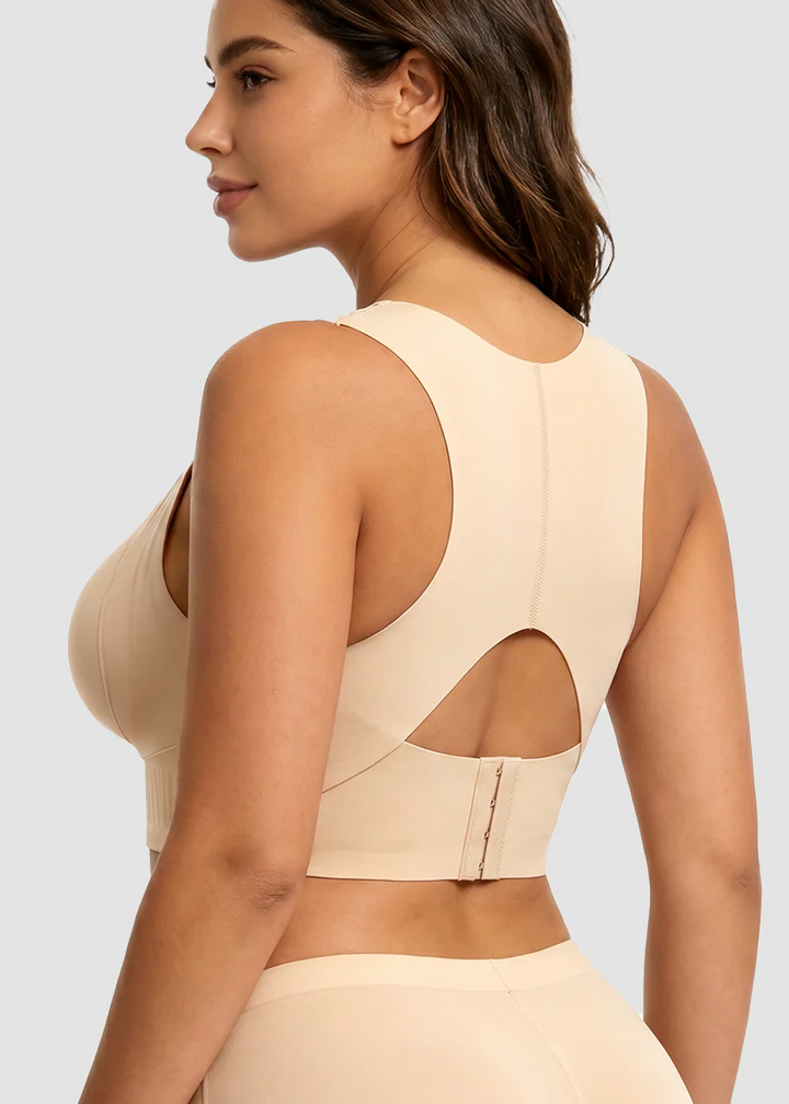 Achterkant van de beige beha met racerback, uitsnede in de rug en haakjes onderaan, gedragen door een model. 3