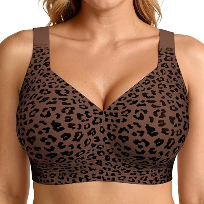 Vooraanzicht van de bruine bh met zwarte luipaardprint op een model 10