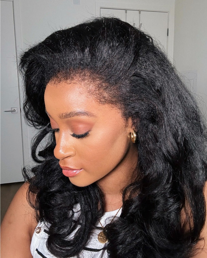 Schwarze HD Lace Perücke mit Body Wave & Lockigen Kanten – Amara