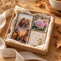 Vier vierkante fotomagneten met portret, hortensia, straatbeeld en handschrift in een kartonnen doosje met zijdepapier 7