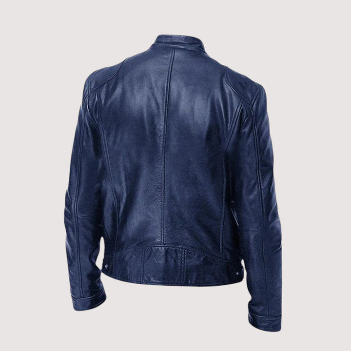 Achterkant van de donkerblauwe leren jas met verticale naad en een tailleband met drukknopen 5