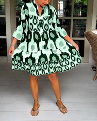 Trendiges Kleid mit kurzen Ärmeln und abstraktem Print & lockerem Schnitt – Liora